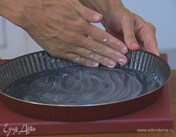 Смазать противень или неглубокую форму для запекания оставшимся оливковым маслом.