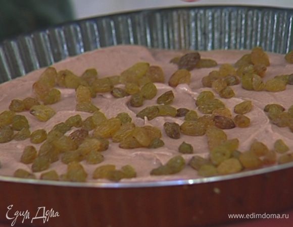 Тесто раскатать в пласт и выложить на противень (можно выложить нераскатанное тесто и равномерно распределить по противню руками).