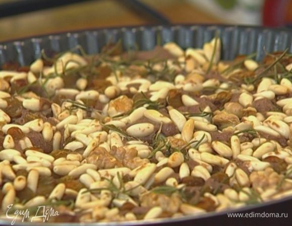 Выпекать в разогретой духовке 40 минут, затем разрезать получившийся корж на небольшие печенья.