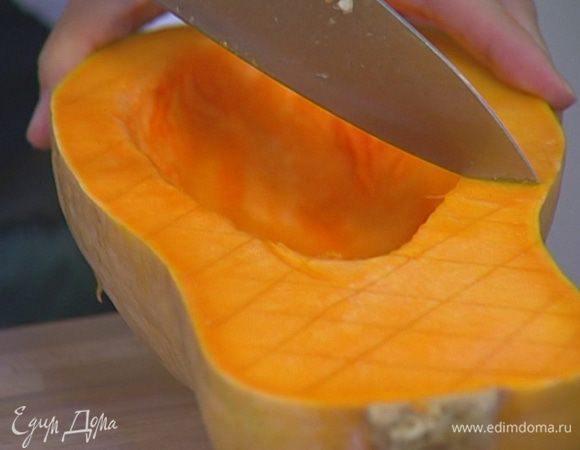 Тыквы разрезать вдоль пополам, удалить семена и сделать по всей поверхности надрезы крест-накрест глубиной примерно полсантиметра.