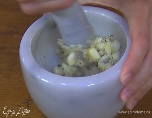 Приготовить маринад: чеснок почистить и растереть в ступке вместе с солью, перцем и 2–3 ст. ложками оливкового масла.