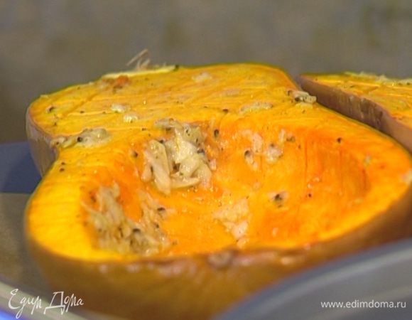Мякоть тыквы смазать маринадом, уложить на противень кожурой вниз и запекать в разогретой духовке 40–45 минут, так чтобы тыква как следует пропеклась.
