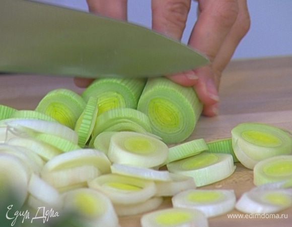 Лук-порей нарезать кольцами.