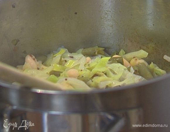 Приготовить начинку: в кастрюлю к порею выложить консервированную белую и стручковую фасоль, влить бульон, все перемешать и прогревать на медленном огне 5 минут.