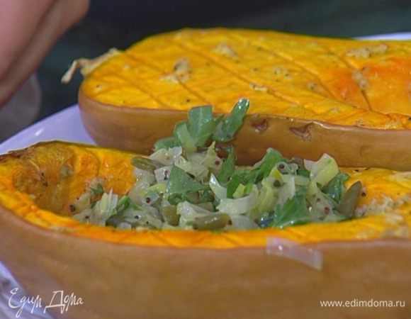 Добавить к начинке руколу и половину натертого сыра, все перемешать.