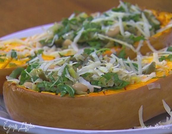 Наполнить половинки тыкв начинкой, сбрызнуть оливковым маслом, присыпать петрушкой и оставшимся сыром.