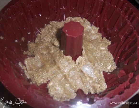 Смазать форму для выпекания сливочным маслом и влить туда тесто. Предварительно разогреть духовку. 

