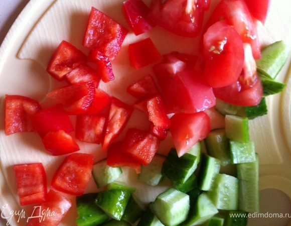 квадратиками режем огурцы,помидоры,перец 
