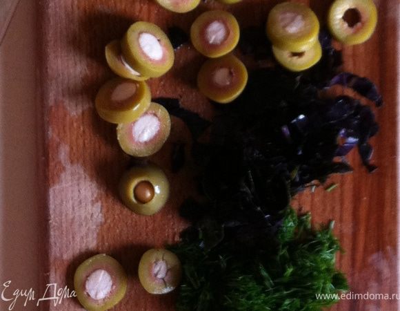 базилик режем мелко и укроп и зеленые оливки кружками