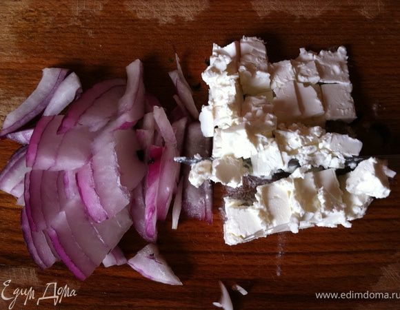 режем ялтинский лук и сыр фета
все ингридиенты смешиваем и добавляем перец и оливковое масло
