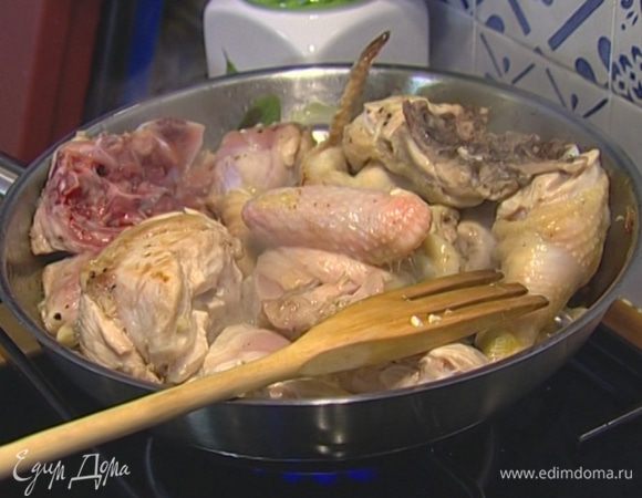 Разогреть в сковороде растительное масло, добавить лук, курицу и 5‒6 листьев шалфея. Обжарить слегка куриное мясо с обеих сторон.