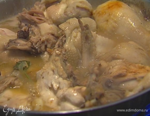 Влить вино, выпарить его на очень сильном огне и тушить курицу до готовности под крышкой примерно 45 минут, время от времени подливая подогретый бульон.