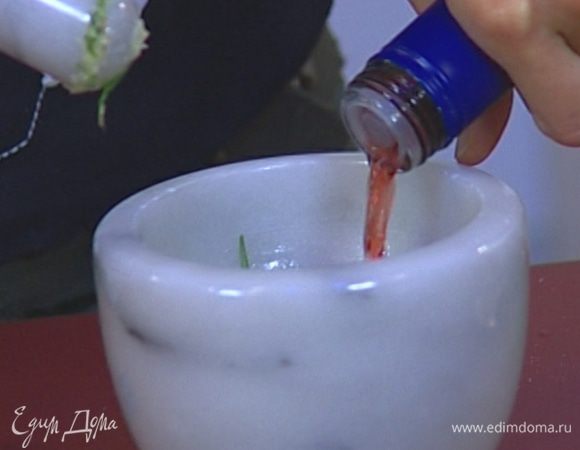 Приготовить соус: чеснок почистить и растереть в ступке со щепоткой соли и листьями с одной веточки розмарина, влить уксус.