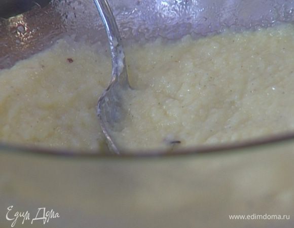 Молоко налить в небольшую кастрюлю, всыпать манку и полстакана сахара, добавить семена ванили, соль, цедру лимона или апельсина и отварить. В готовую манку добавить сливочное масло и остудить.