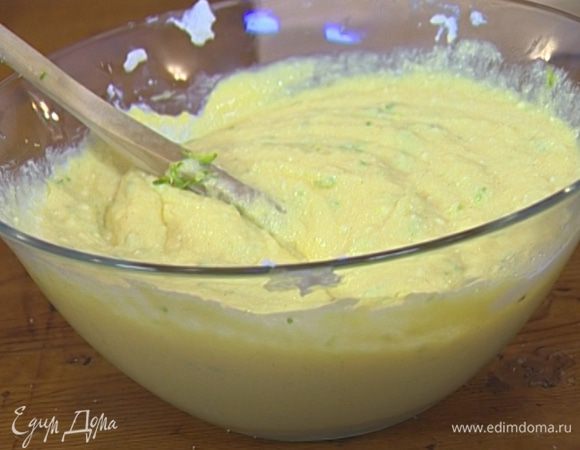 Рикотту или творог протереть через сито, соединить с манкой, добавить оставшийся сахар, апельсиновую эссенцию и все перемешать.