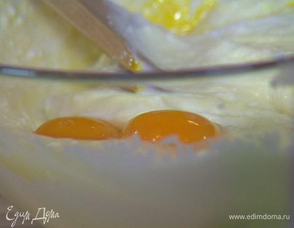 Желтки отделить от белков и по одному, непрерывно перемешивая, ввести в творожную массу.