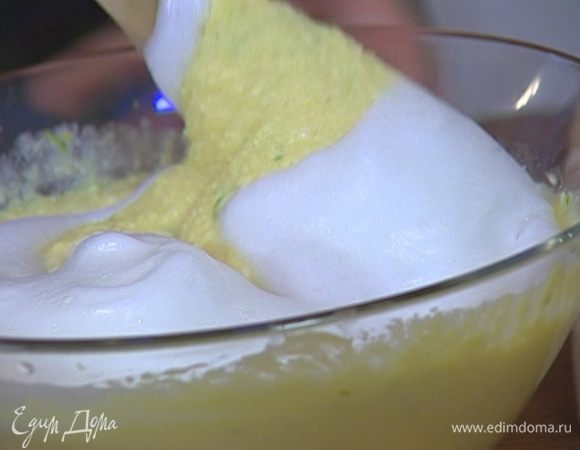 Белки взбить со щепоткой соли и также ввести в начинку.