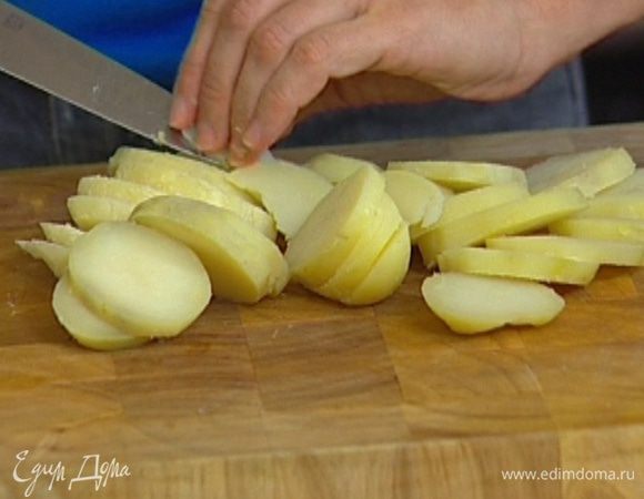 Картофель отварить, почистить и нарезать дольками, посолить и поперчить.