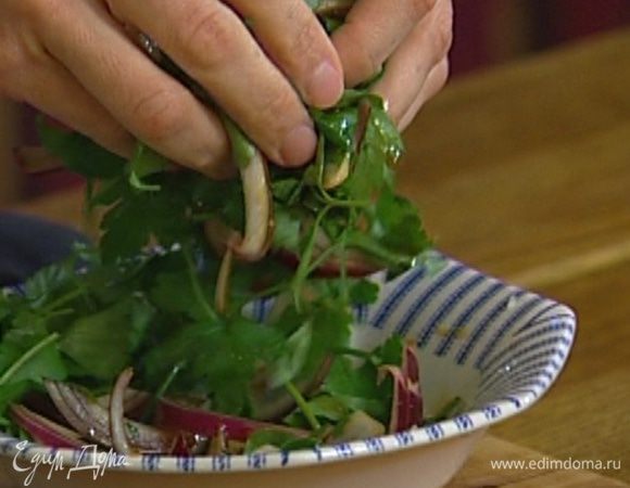 Лук почистить, нарезать тонкими полукольцами, замочить его в лимонном соке с оливковым маслом, посолить и поперчить, добавить петрушку.