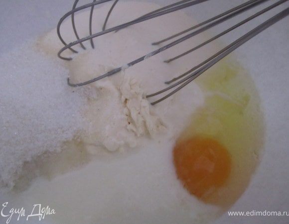 Приготовить тесто.
Сметану, молоко(или кефир), сахар, соль, яйцо хорошо перемешать.