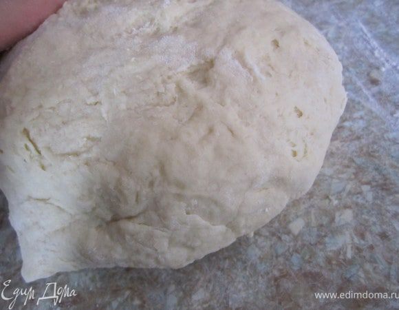 Понемногу добавить остальную муку.
Вымешать мягкое тесто. Оно не должно быть сильно тугим, может немножко липнуть к рукам.