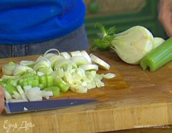 Все овощи для бульона почистить и нарезать.