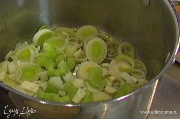 Приготовить бульон: разогреть в тяжелой кастрюле оливковое масло и томить овощи на медленном огне около 10 минут.
