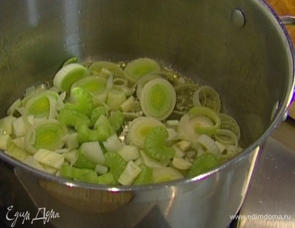 Приготовить бульон: разогреть в тяжелой кастрюле оливковое масло и томить овощи на медленном огне около 10 минут. 