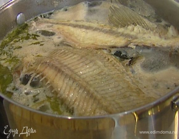 Добавить рыбные кости, вино и прогревать, пока вино не уварится на 2/3. 4. Влить 1 1/2 л холодной воды, добавить тимьян, лавровый лист и белый перец, довести до кипения и снять накипь.