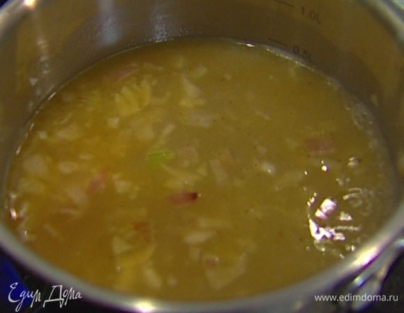 Приготовить рыбный крем: разогреть в небольшой кастрюле сливочное масло и тушить шалот на медленном огне до мягкости, затем влить вино и вермут и уварить все вполовину. 