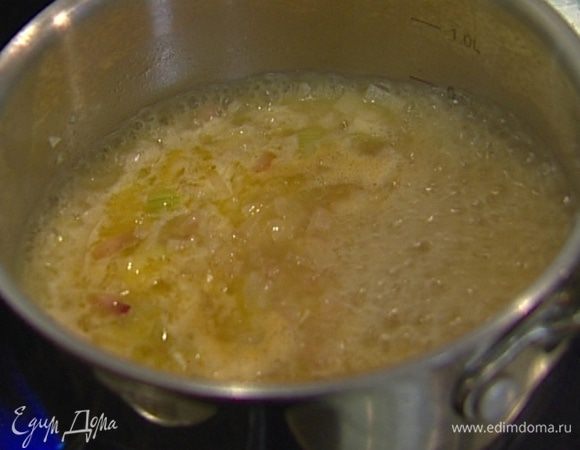 Добавить 2–3 половника рыбного бульона и снова уварить все вполовину. 