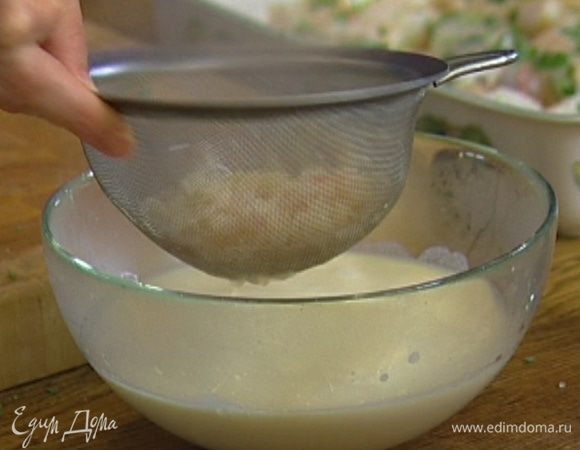 Влить сливки и варить крем на медленном огне, пока он не загустеет, затем посолить, поперчить и процедить.