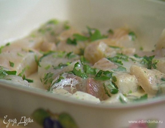 Рыбу нарезать кусочками, смешать с кремом, добавить лимонный сок и измельченную зелень. Выложить все в керамическую жароупорную форму. 