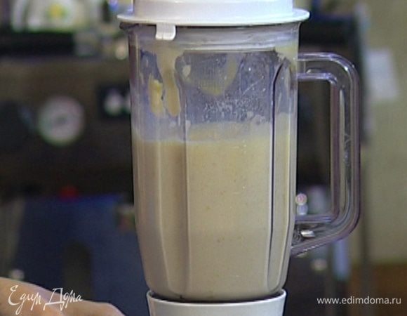 Картофель почистить, отварить и сделать пюре, добавив масло, молоко и желтки, слегка посолить. 