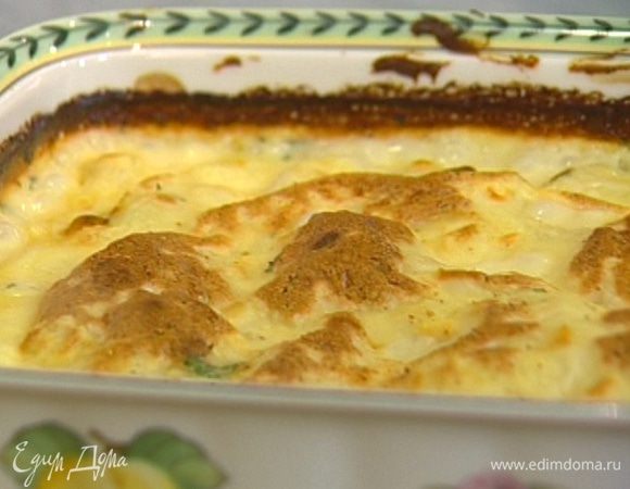 Выложить пюре сверху на рыбу, равномерно распределить его и запекать в разогретой духовке 20 минут.

