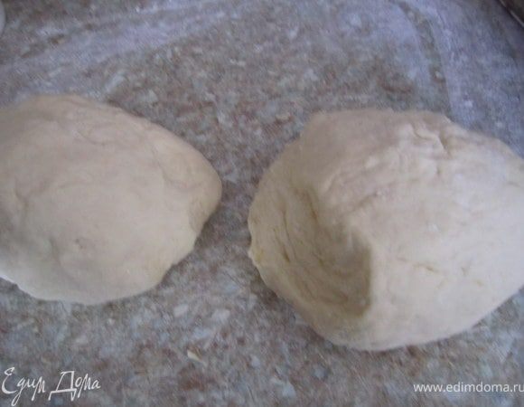 Разделить тесто на две части.