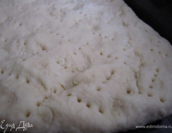 На тесте вилочкой сделать дырочки.