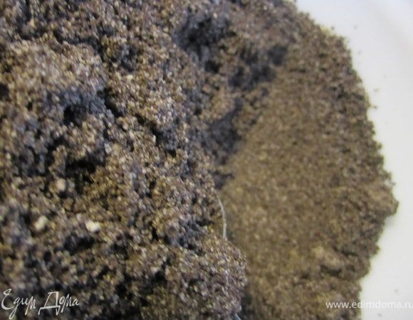 Мак перемолоть с сахаром.
Мак можно предварительно запарить, залить кипятком на 5 минут.
А можно просто хорошо перетереть мак с сахаром в кофемолке или если у вас есть, на специальной макомолке.
Я перетирала в блендере, 5-7 минут, до влажной массы. 