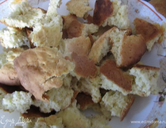 Коржики поламать руками на крупные кусочки.