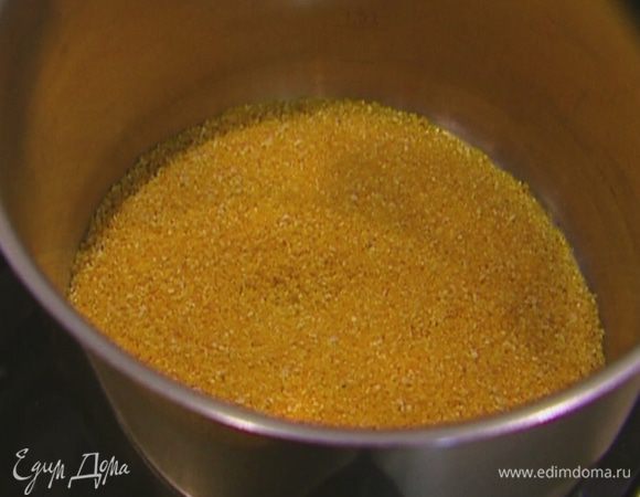 Кукурузную крупу отварить согласно инструкции на упаковке (отваренной поленты получится 200 г). 