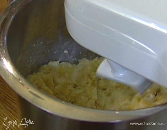 Поленту смешать в комбайне с творогом. 