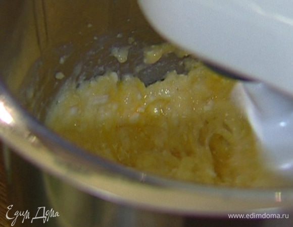 Добавить молоко, сахар, по одному ввести яйца и продолжать вымешивать тесто на небольшой скорости.