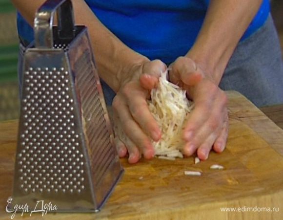 Яблоки очистить от кожуры, натереть на крупной терке и отправить в тесто.