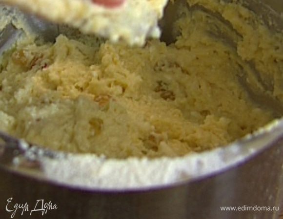 Добавить изюм, цедру апельсинов, муку, разрыхлитель, мускатный орех и соль, все перемешать и оставить на 30 минут. 