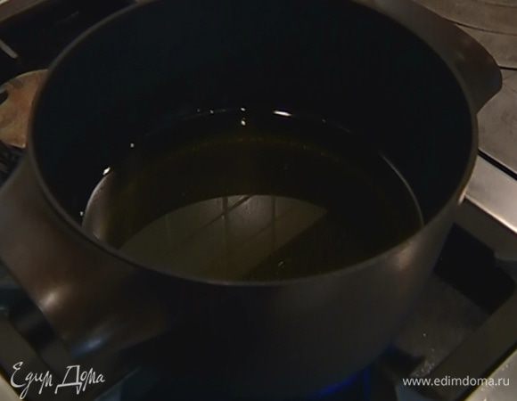Разогреть в кастрюле растительное масло. 