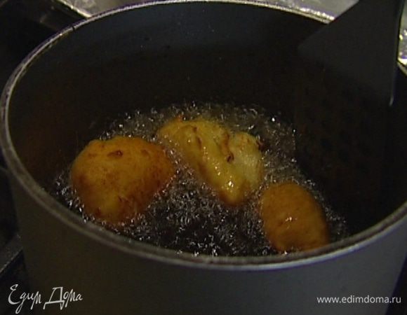 Ложкой формировать небольшие пончики и жарить их в масле, а затем выкладывать на бумажное полотенце, чтобы избавиться от лишнего жира. 