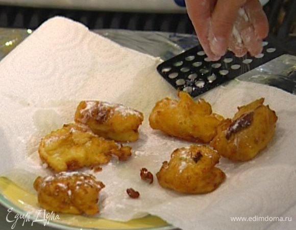 Присыпать пончики сахарной пудрой и корицей и подавать.
