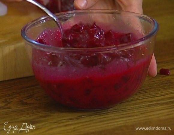 Приготовить соус: соединить мед, горчицу, лимонный сок (немного сока оставить) и 10 ст. ложек оливкового масла, добавить по щепотке соли и перца, все взбить, затем перемешать с нарезанной свеклой.