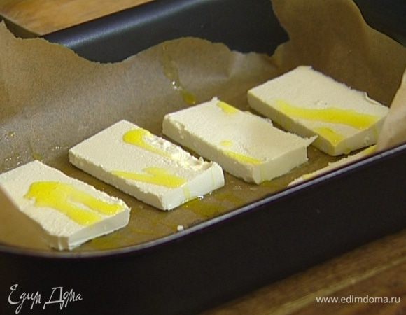 Фету нарезать длинными брусками, слегка сбрызнуть соком лимона и оливковым маслом, поперчить. Уложить кусочки сыра на противень, выстеленный бумагой для выпечки, и отправить в духовку на 2–3 минуты под очень горячий гриль.