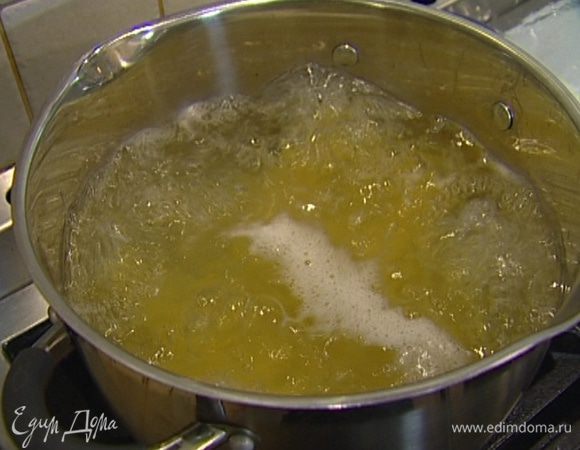 Спагетти отварить в подсоленной воде.